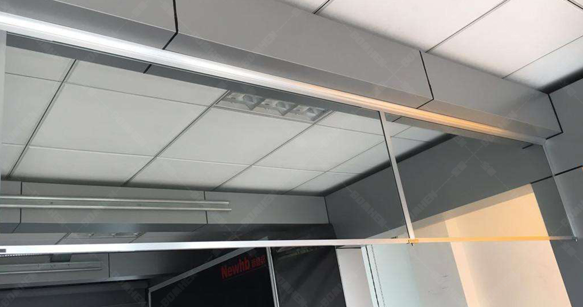 “火海中的守护者：刚性防火玻璃挡烟垂壁”